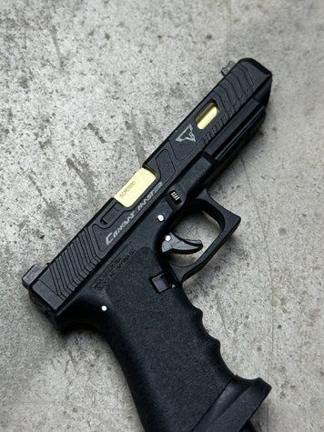 Металева мініатюра-брелок пістолету Glock 34 TTI Combat Master з вильотом гільз BREL-54.1 фото